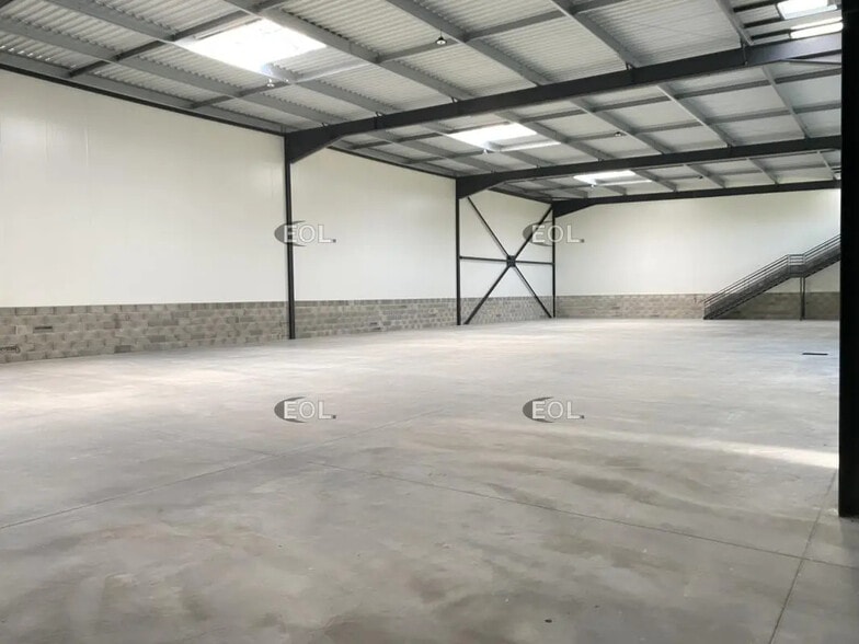 Industrial in Saint-Laurent-de-Mure for lease - Building Photo - Image 2 of 19