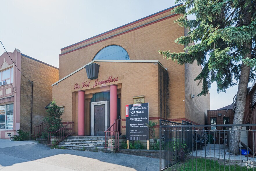 2547 Eglinton Ave W, Toronto, ON à vendre - Photo du bâtiment - Image 2 de 7