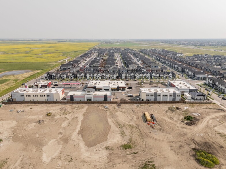 7697 84 St NE, Calgary, AB for lease - Building Photo - Image 3 of 4