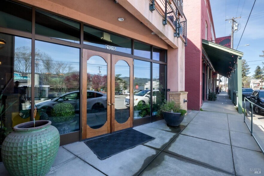 21015 Geyserville Ave, Geyserville, CA à vendre - Photo du bâtiment - Image 2 de 18