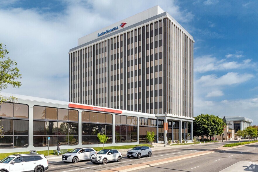 300 S Harbor Blvd, Anaheim, CA à louer - Photo du bâtiment - Image 2 de 9