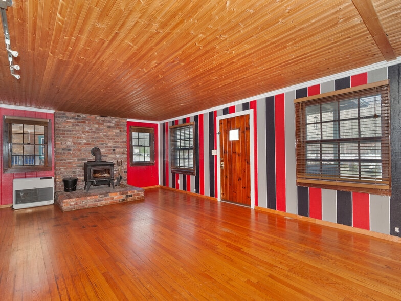 1361 & 1369 Soco Rd. portfolio of 2 properties for sale on LoopNet.ca - Building Photo - Image 3 of 19