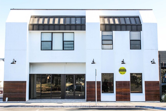 Plus de détails pour 555 Broadway Ave, Seaside, CA - Commerce de détail à louer
