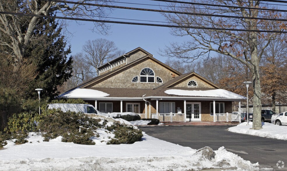 7785 Main Rd, Mattituck, NY à vendre - Photo du bâtiment - Image 2 de 2