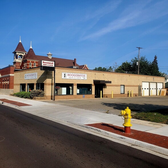 1033 Leonard St NW, Grand Rapids, MI for lease - Building Photo - Image 1 of 3