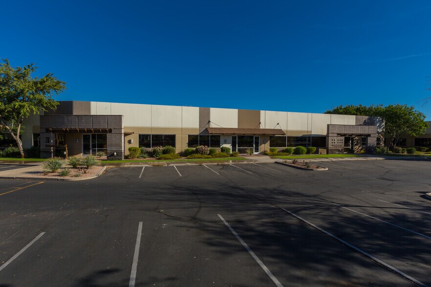 4050 E Cotton Center Blvd, Phoenix, AZ à louer - Photo du bâtiment - Image 3 de 9