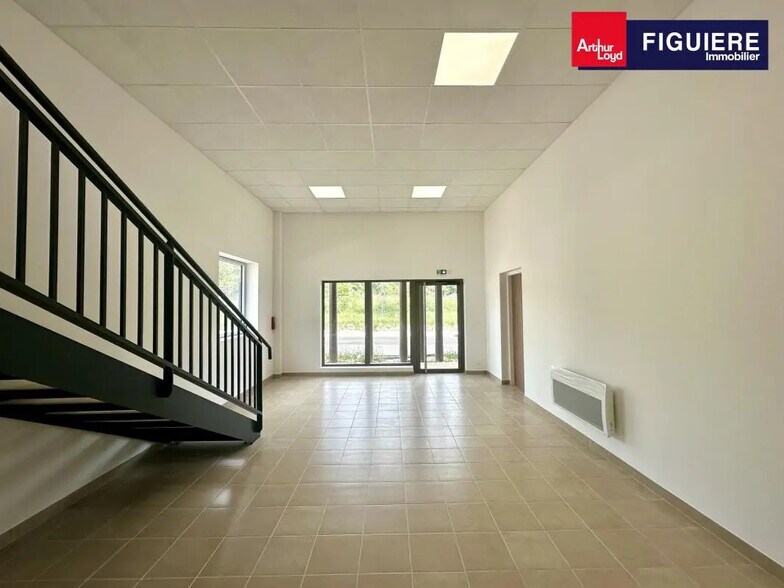 Bureau dans Venelles à louer - Photo du bâtiment - Image 3 de 14