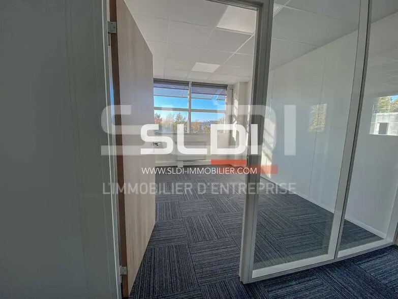 10-12 Allée Irène Joliot Curie, Saint-Priest for lease - Interior Photo - Image 3 of 6