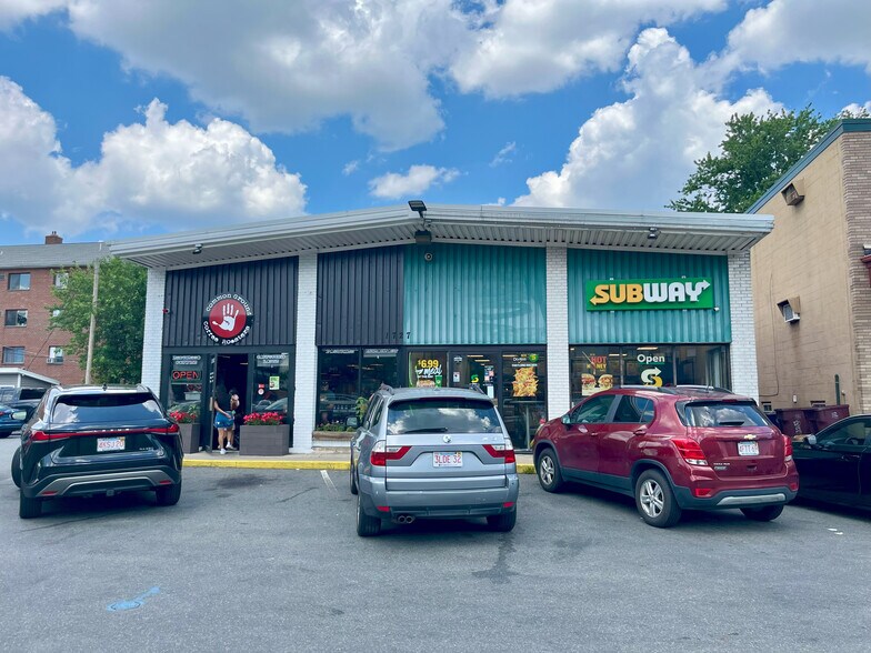 1727 Revere Beach Pky, Everett, MA à vendre - Photo du bâtiment - Image 2 de 3