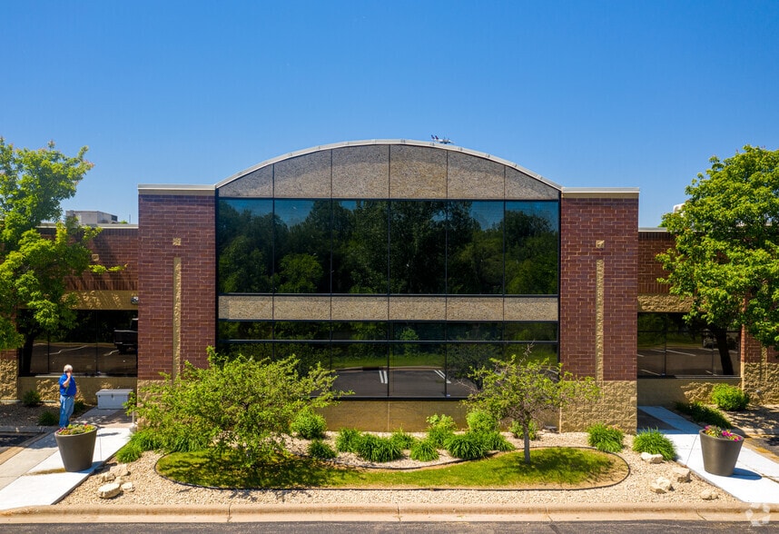 2770 Blue Water Rd, Eagan, MN for sale - Building Photo - Image 3 of 7