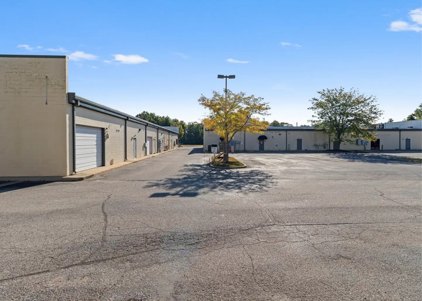 7092 Distribution Dr, Louisville, KY for lease - Building Photo - Image 2 of 5