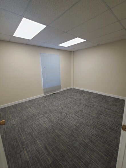 10440-10464 176 St NW, Edmonton, AB for lease - Interior Photo - Image 3 of 3