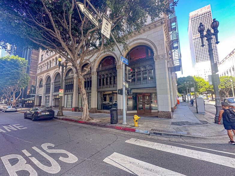 609 S Grand Ave, Los Angeles, CA à louer - Photo du bâtiment - Image 2 de 3