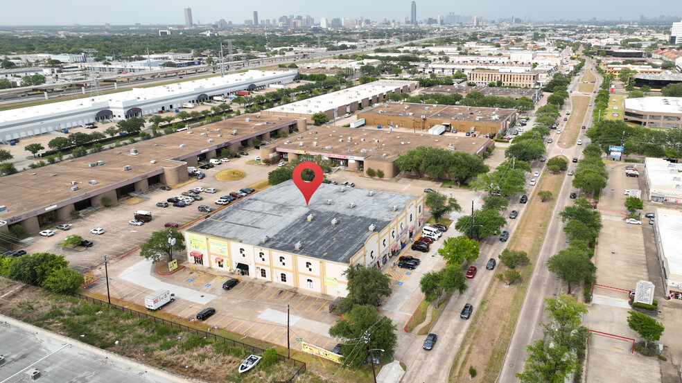 7598 Harwin Dr, Houston, TX for lease - Building Photo - Image 1 of 13