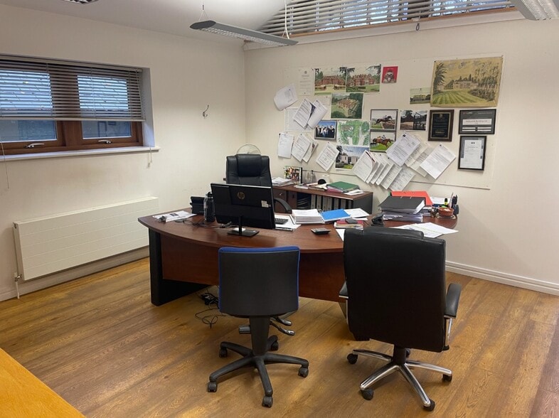 Hilfield Ln S, Bushey for sale - Interior Photo - Image 2 of 5