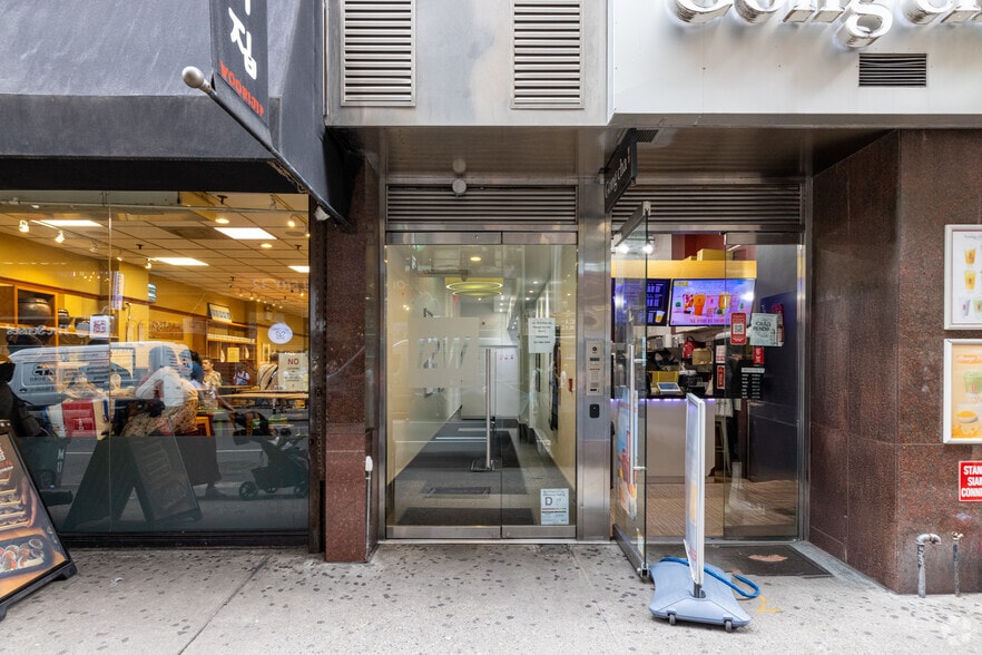 12 W 32nd St, New York, NY for lease - Building Photo - Image 3 of 11
