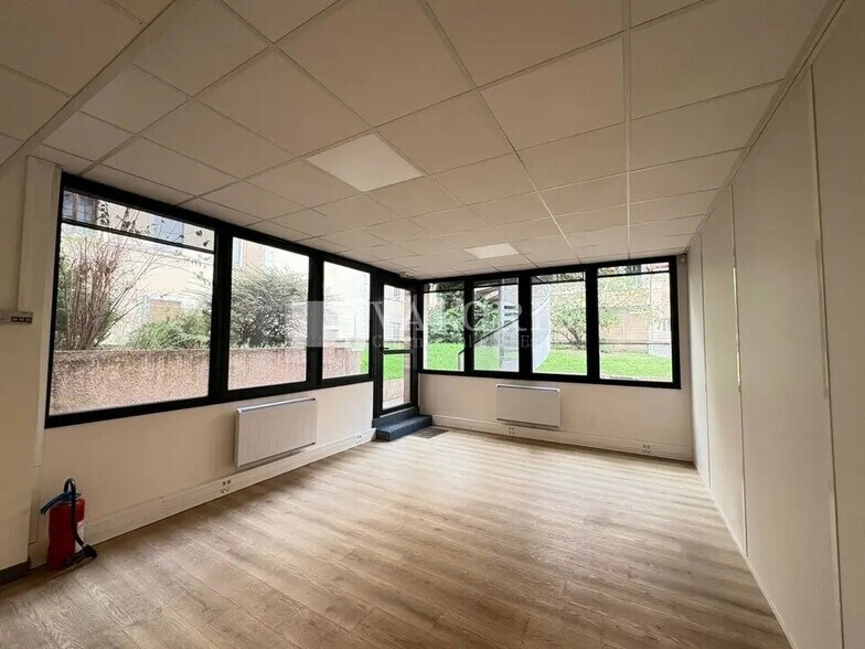 Office in Lyon for lease - Building Photo - Image 1 of 11
