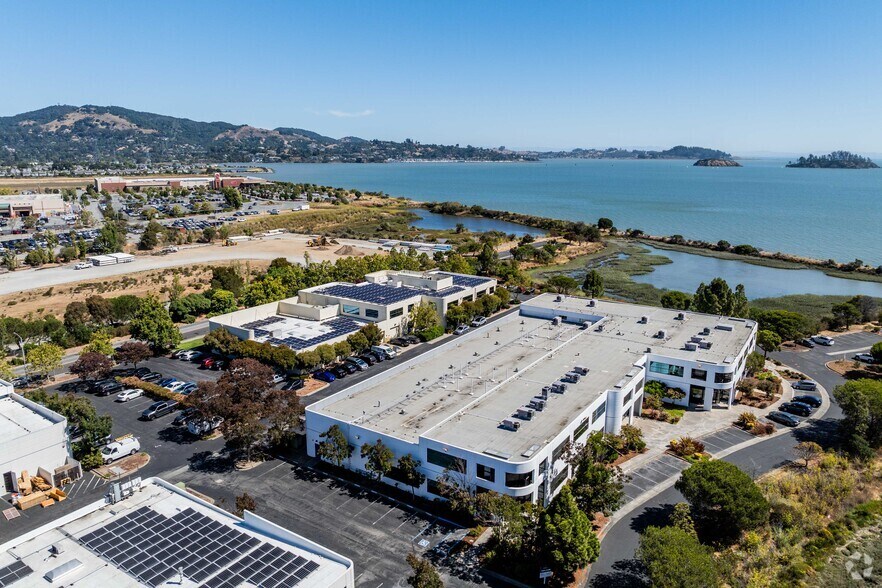 100 Pelican Way, San Rafael, CA à louer - Photo du bâtiment - Image 2 de 3