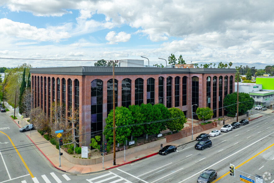 15315 Magnolia Blvd, Sherman Oaks, CA for lease - Building Photo - Image 2 of 7