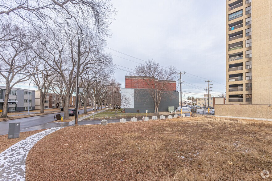 8228 Jasper Av NW, Edmonton, AB à vendre - Photo du bâtiment - Image 2 de 3