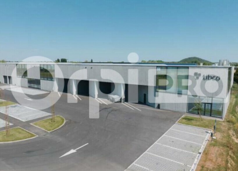 Industrial in Carvin for lease - Building Photo - Image 2 of 7