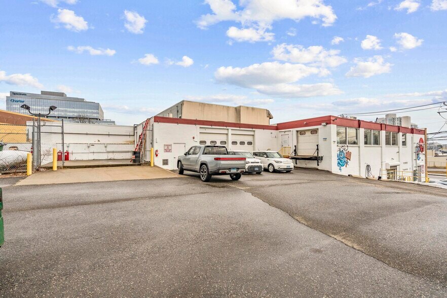 207 Greenwich Ave, Stamford, CT à vendre - Photo du bâtiment - Image 2 de 32