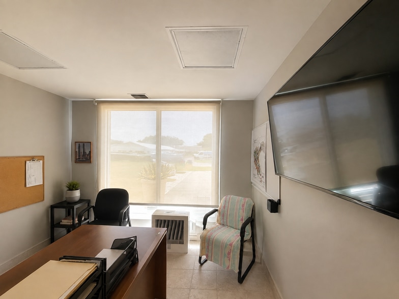 1901 Elsa St, Naples, FL for lease - Interior Photo - Image 2 of 6