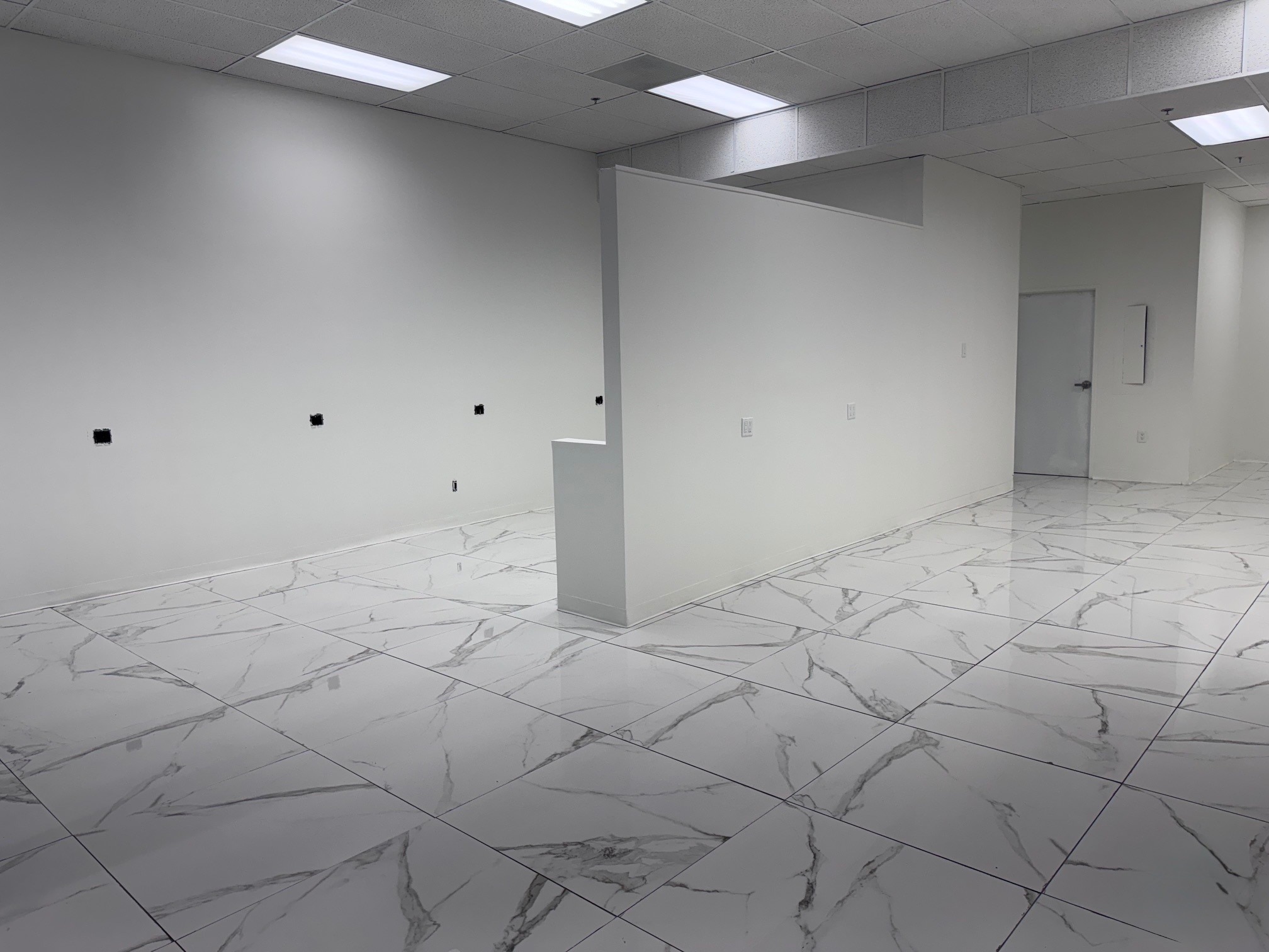 15301 Ventura Blvd, Sherman Oaks, CA for lease Interior Photo- Image 1 of 3