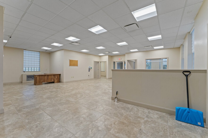 403 Tenney Ave, Campbell, OH for sale - Interior Photo - Image 3 of 25