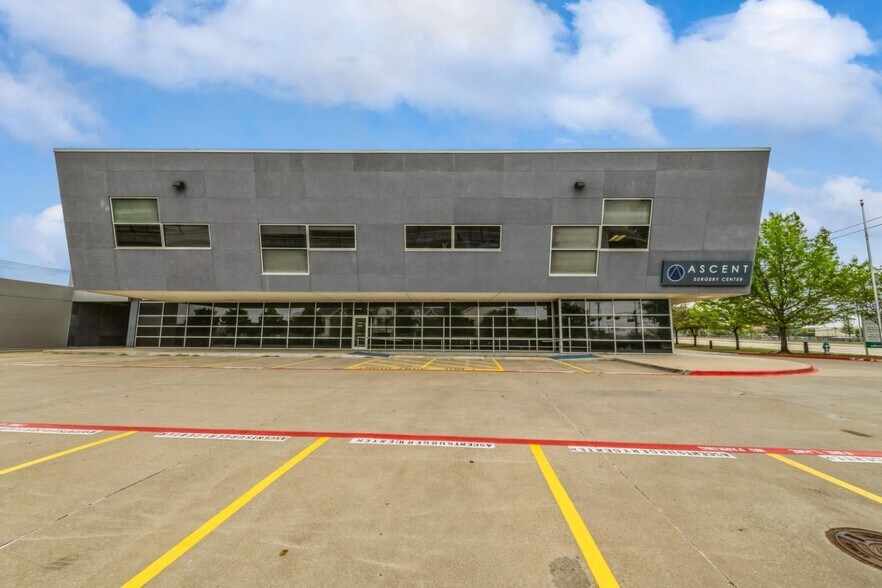 6957 W Plano Pky, Plano, TX à louer - Photo du bâtiment - Image 3 de 7