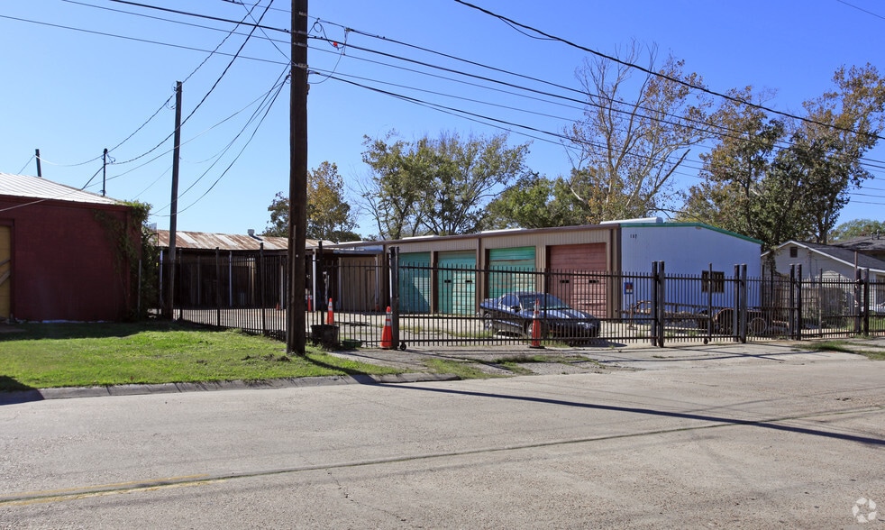 112 Campbell & 1812 Shaver portfolio of 2 properties for sale on LoopNet.ca - Building Photo - Image 2 of 2