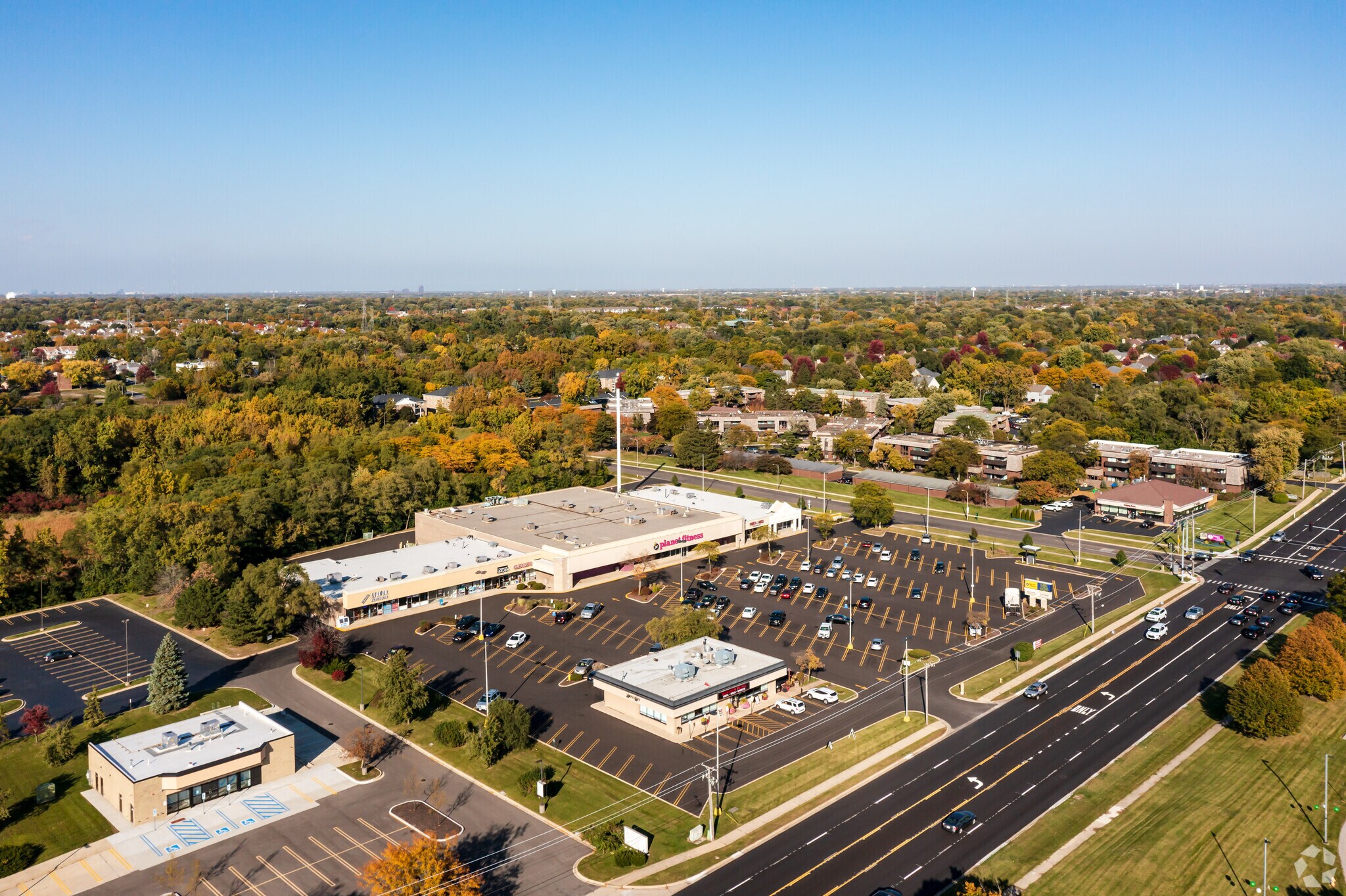 875-901 E Geneva Rd, Carol Stream, IL for lease Primary Photo- Image 1 of 3