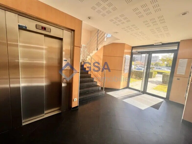 Bureau dans Évry-Courcouronnes à louer - Hall d’entrée - Image 3 de 3