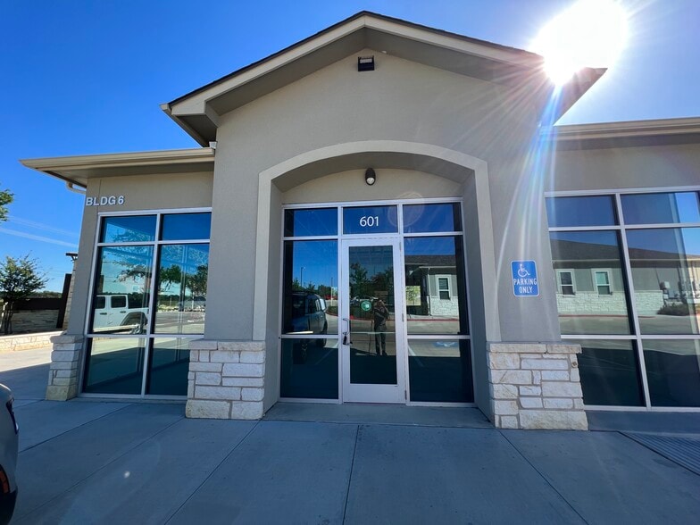 10824 E Crystal Falls Pky, Leander, TX for sale - Building Photo - Image 2 of 3