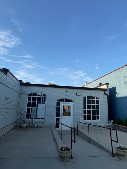 28 E Main, Maiden, NC à vendre - Photo du bâtiment - Image 2 de 14