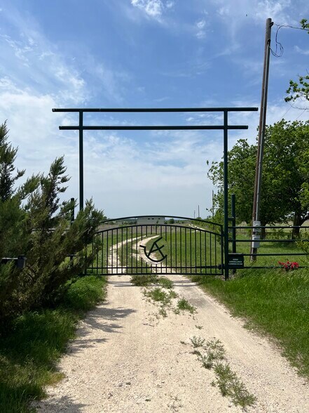 7445 County Road 1232, Godley, TX à vendre - Photo du bâtiment - Image 2 de 11