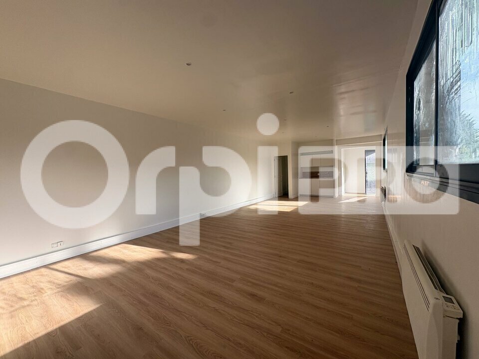 Office in Fontenay-Trésigny for lease Interior Photo- Image 1 of 8