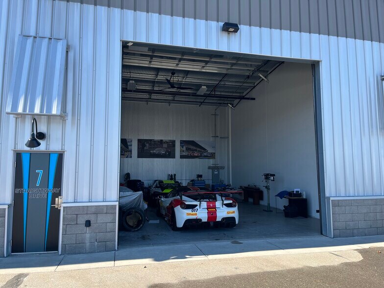 7 Straightaway Dr, Pontiac, MI à vendre - Photo du bâtiment - Image 2 de 10