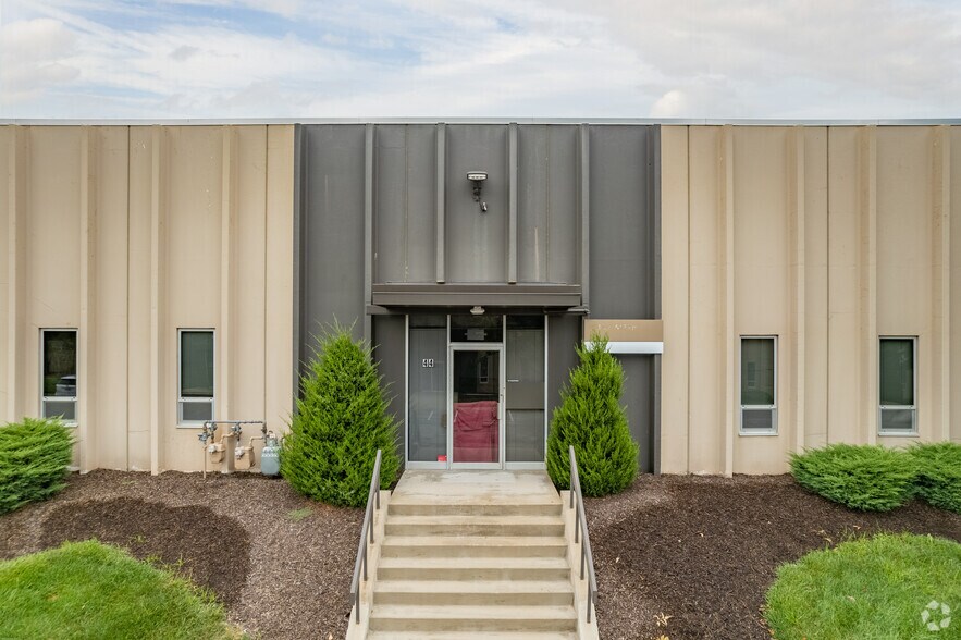 9900 Pflumm Rd, Lenexa, KS for lease - Building Photo - Image 2 of 4