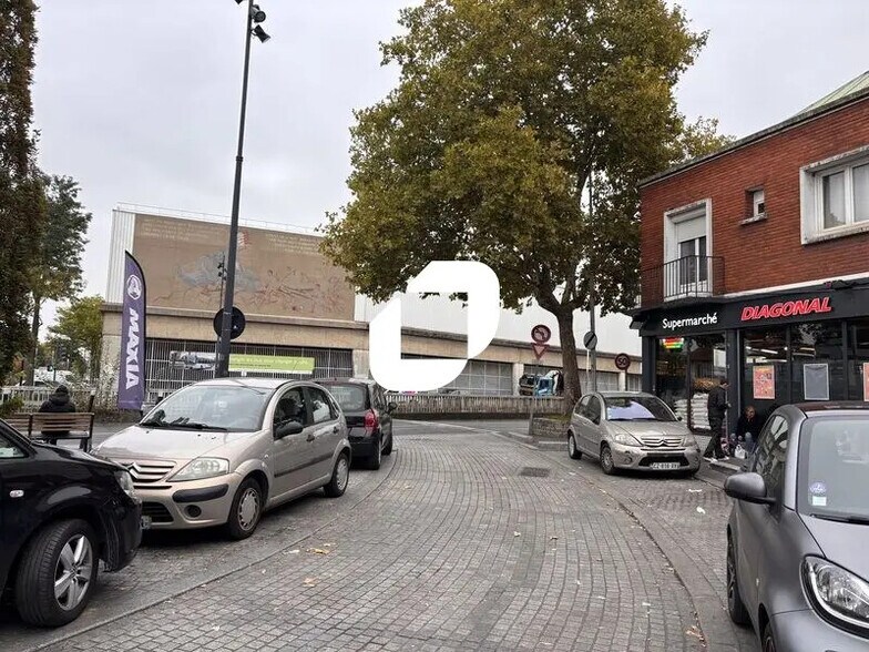 Commerce de détail dans Saint-Denis à louer - Photo du bâtiment - Image 1 de 1