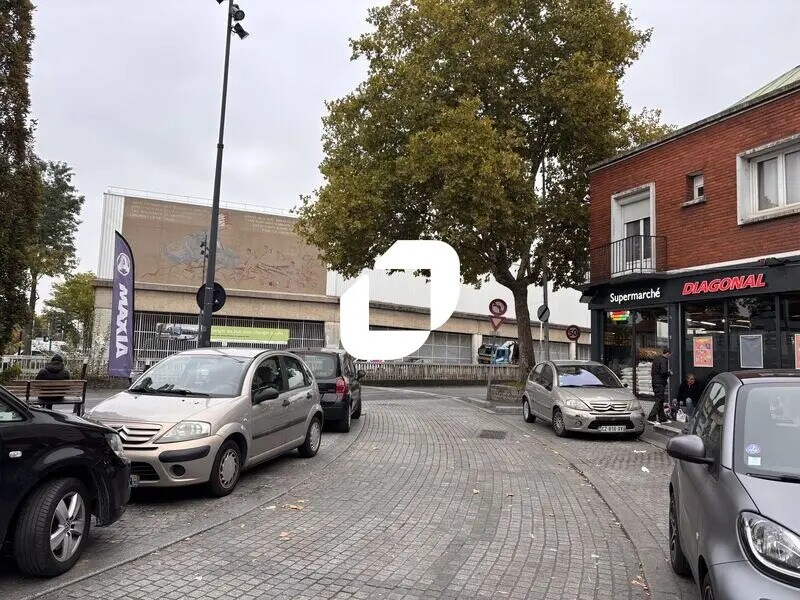 Retail in Saint-Denis for lease Building Photo- Image 1 of 2