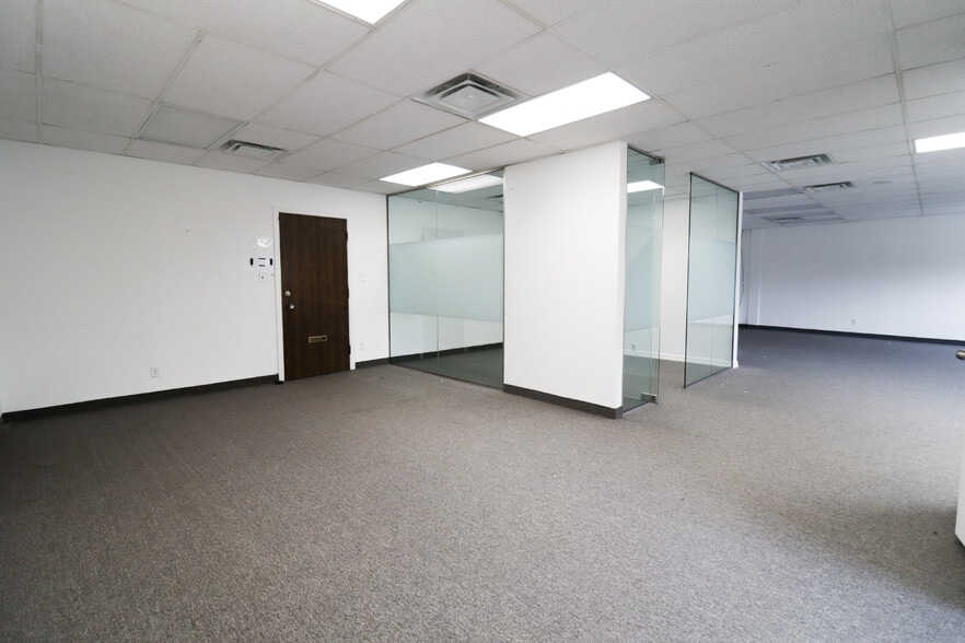 734-752 Sheppard Ave E, Toronto, ON à louer - Photo intérieure - Image 2 de 12