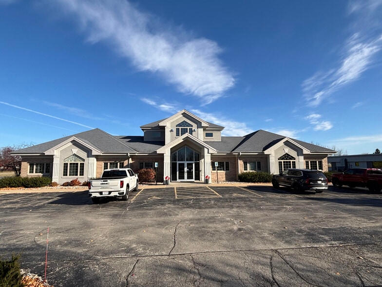 711 Eisenhower Dr, Kimberly, WI for lease - Building Photo - Image 1 of 14