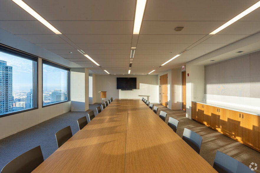 321 N Clark St, Chicago, IL for lease - Interior Photo - Image 2 of 25