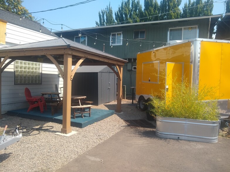 719 Bennett St, Medford, OR for sale - Building Photo - Image 2 of 18