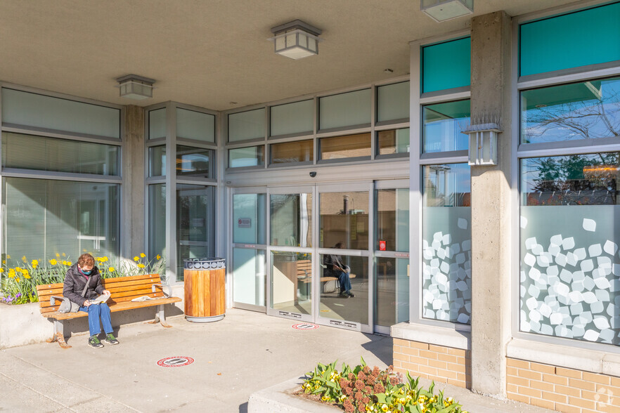 575 16th St, West Vancouver, BC for lease - Building Photo - Image 3 of 6