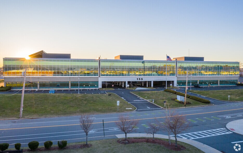 135 Santilli Hwy, Everett, MA à louer - Photo du bâtiment - Image 2 de 16