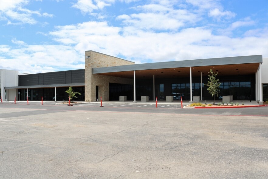 Westlakes Landing Center portfolio of 3 properties for sale on LoopNet.ca - Building Photo - Image 3 of 7