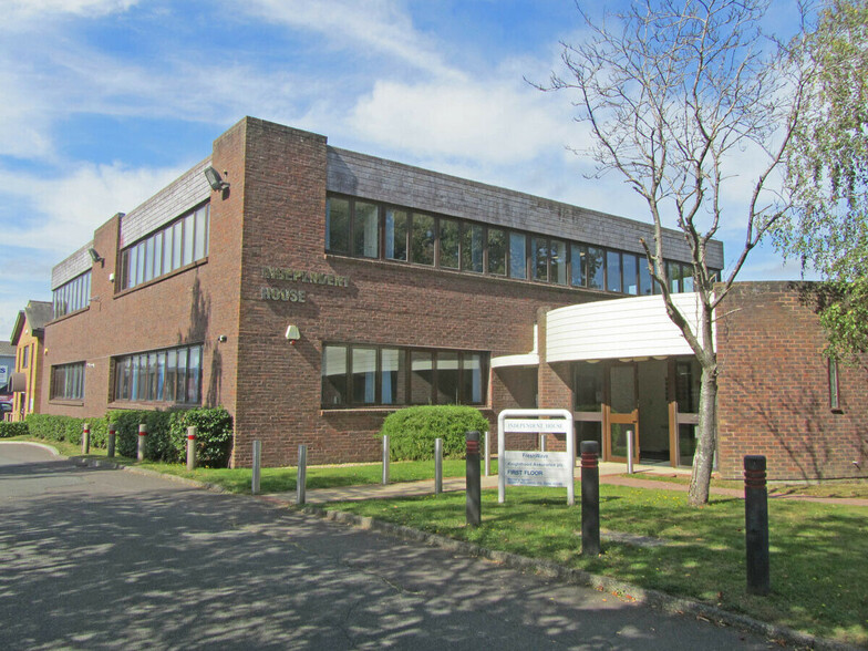 Imberhorne Ln, East Grinstead à louer - Photo du bâtiment - Image 1 de 7