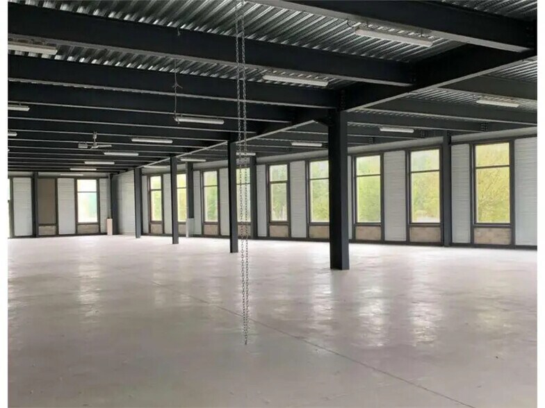 Local d'activités dans Tremblay-en-France à vendre - Photo du bâtiment - Image 2 de 8